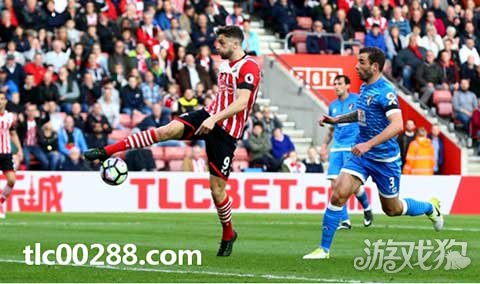  斯特拉斯堡主场连胜遭终结，球迷抗议裁判判罚  